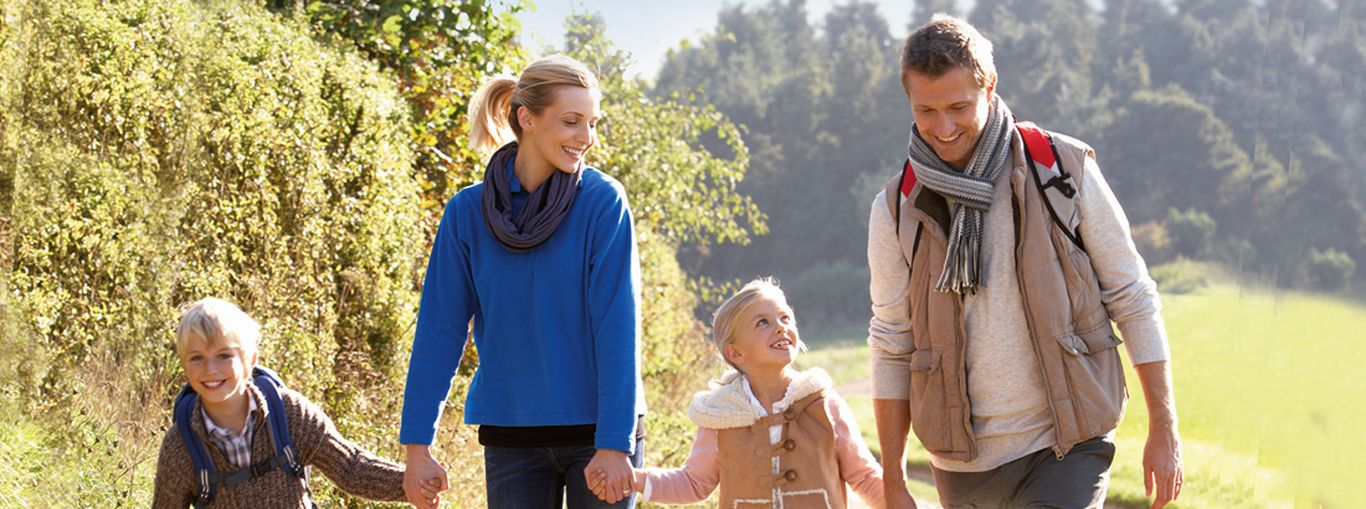 Familie wandert im Wald