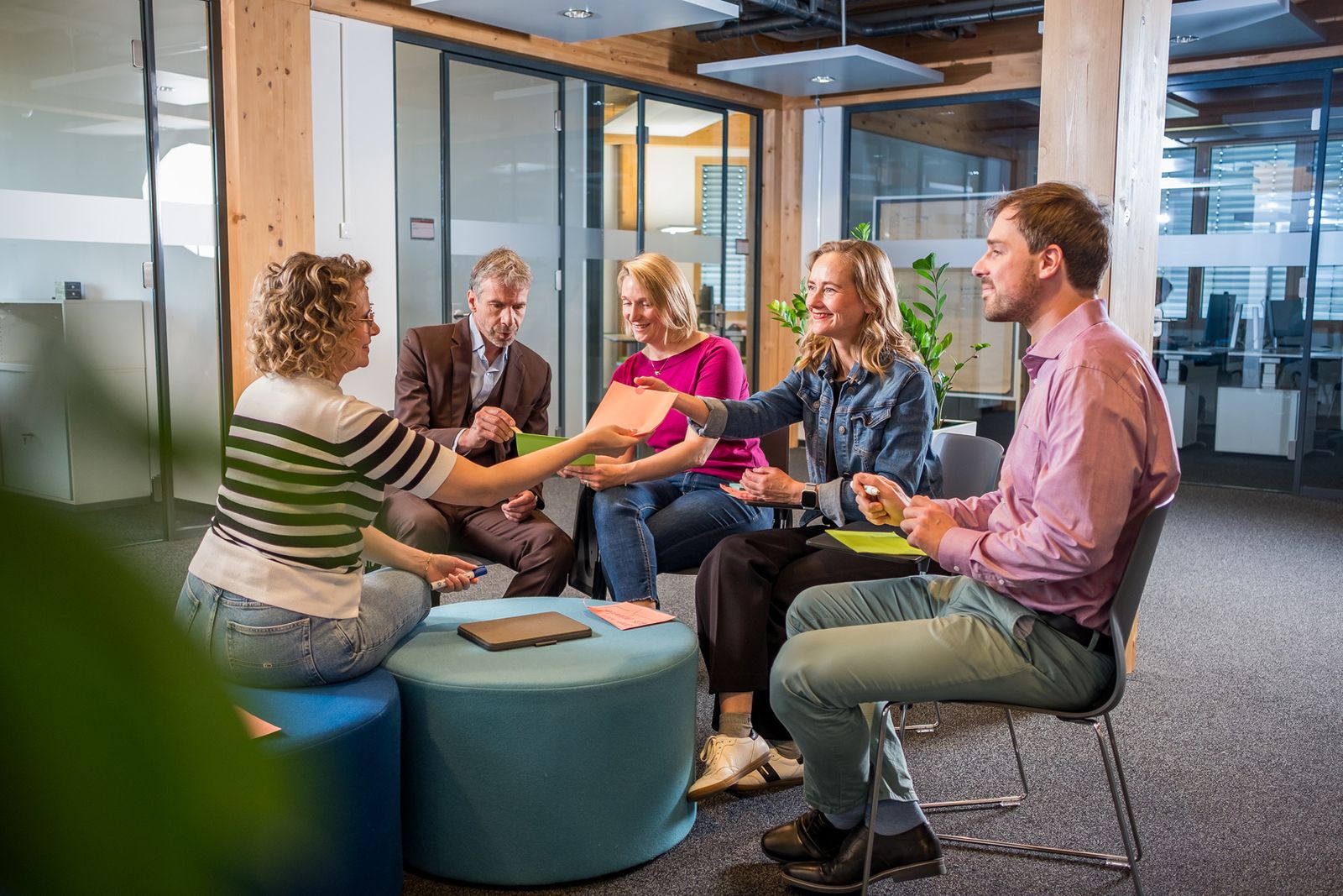 Team bespricht Vorgehensweise im Projekt