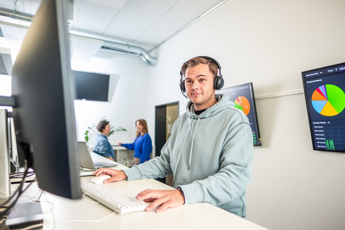 Junger Administrator leistet Support