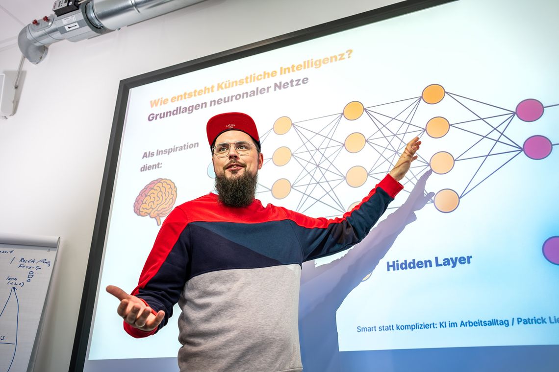 Mitarbeiter stellt Konzept zur Integration von KI in Unternehmen vor