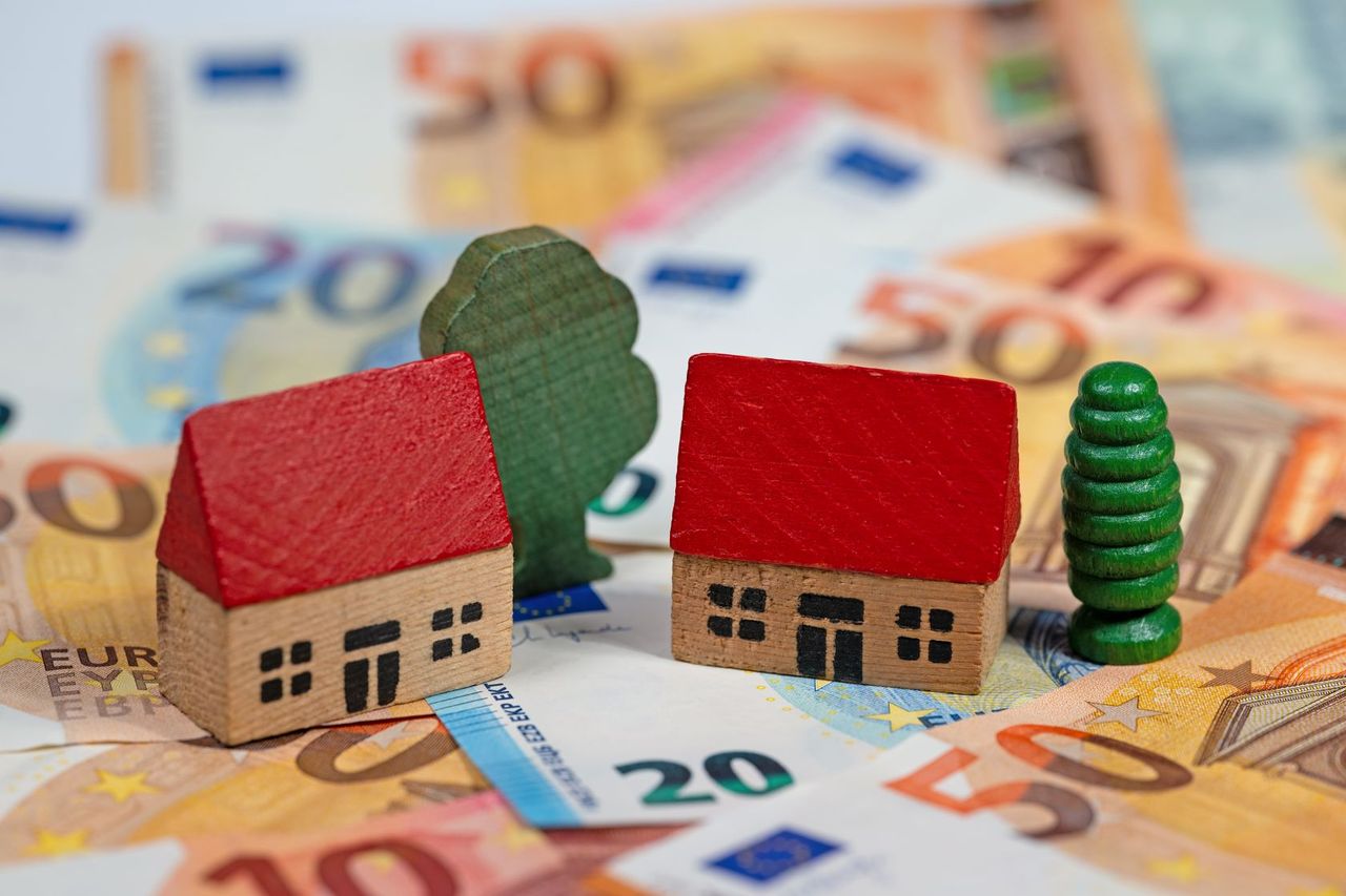 Spielzeughäuser und Bäume auf Euro-Banknoten.