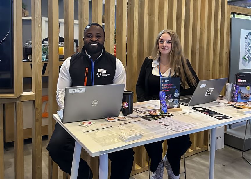 SWL-Mitarbeitende Marius und Lea beraten am Messestand, auch dort beraten sie zu Strom- und Erdgasangeboten