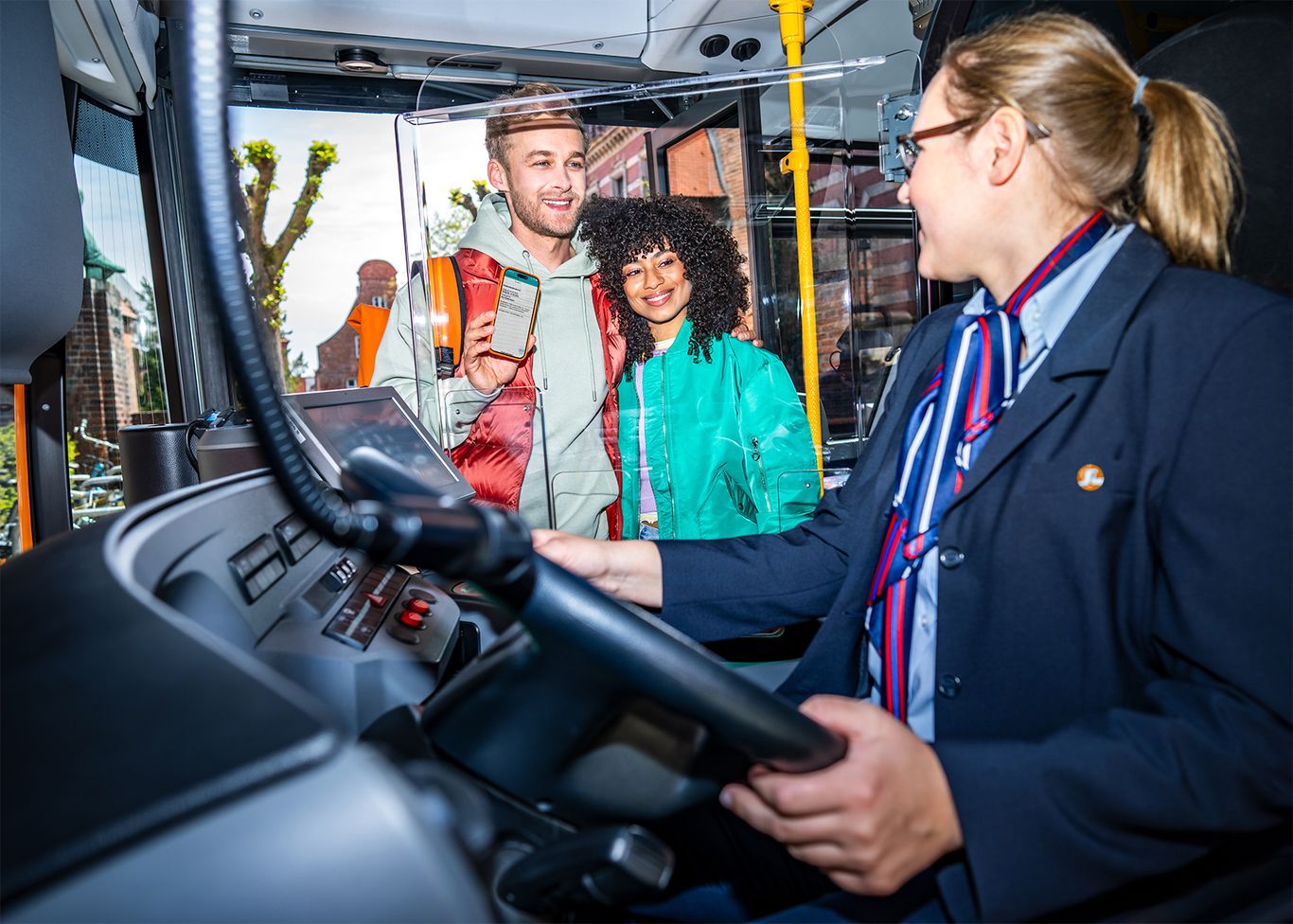 Busfahrerin der SWL Mobil am Steuer