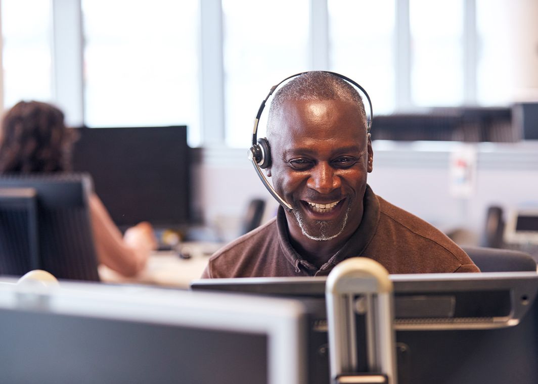 Mann mit Headset im Servicecenter
