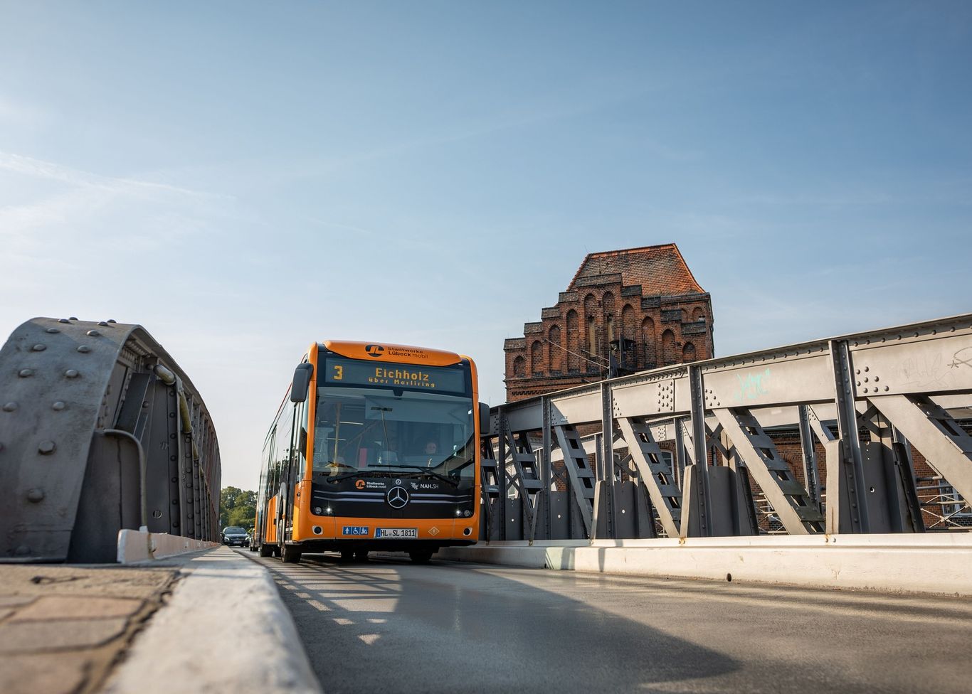 Bus fährt über Brücke