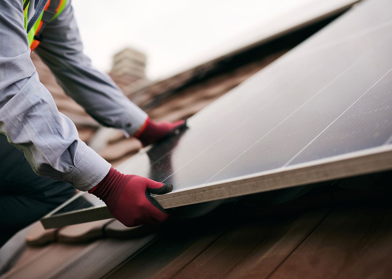 Installateur setzt Solarpanel