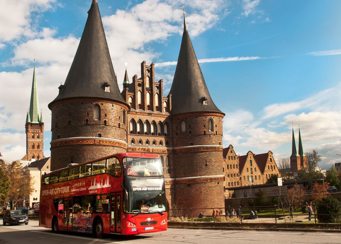 Open-Air-Bus vor dem Holstentor