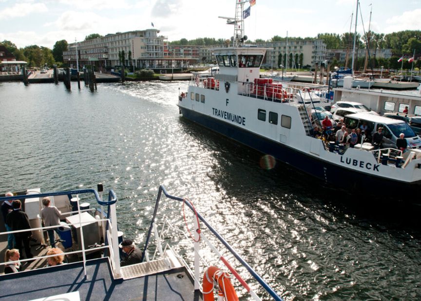 Priwallfähre Travemünde bringt Autos und Passagiere über die Trave