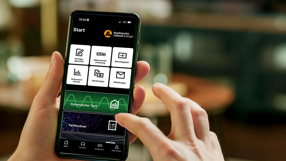 Eine Person, die eine Smartphone-App mit Funktionen wie Vertragsübersicht, Zählerstandserfassung und Nachrichten der Stadtwerke Lübeck Energie nutzt.