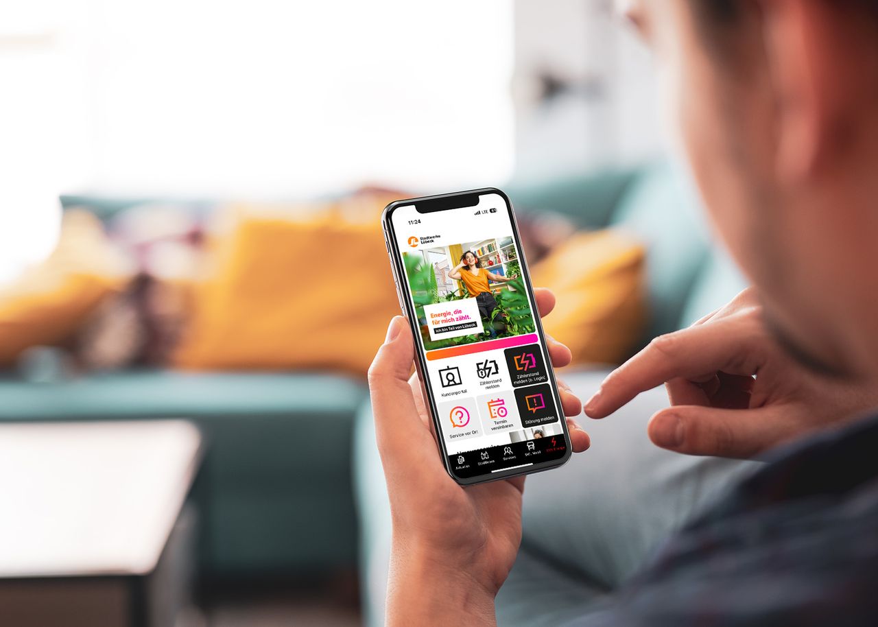 Mann mit geöffneter MeinLÜBECK App am Handy