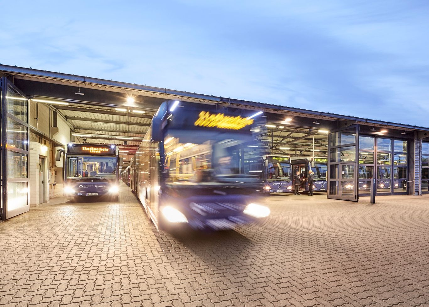 Bus der SWL Mobil fährt aus der Garage