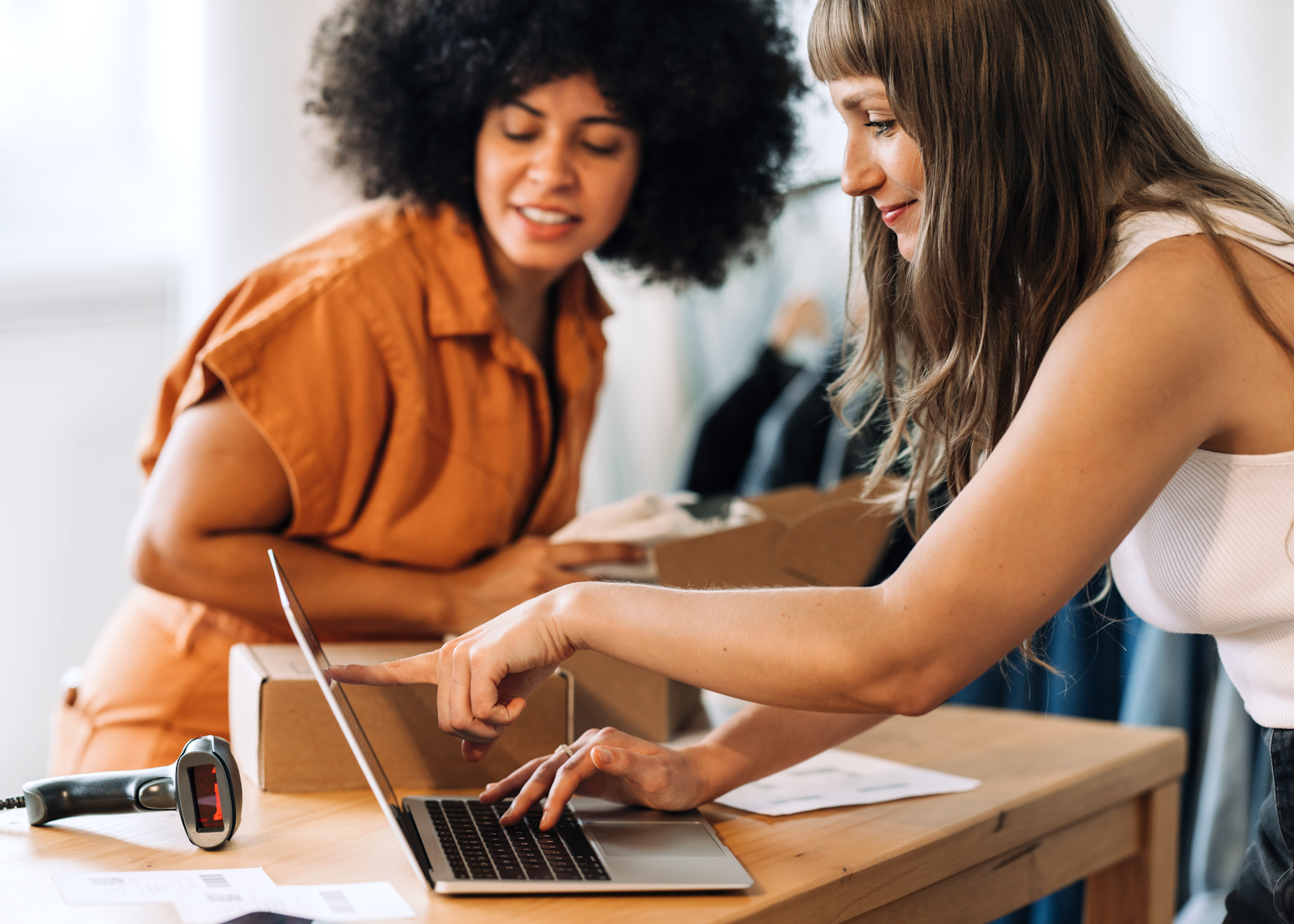 Zwei Frauen arbeiten am Laptop