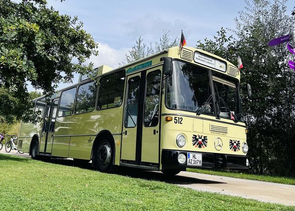 Charter-Verkehr historischer Bus