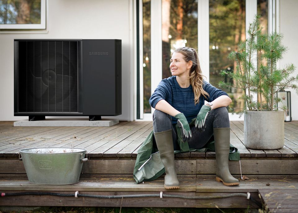 Frau auf Terrasse mit Wärmepumpe