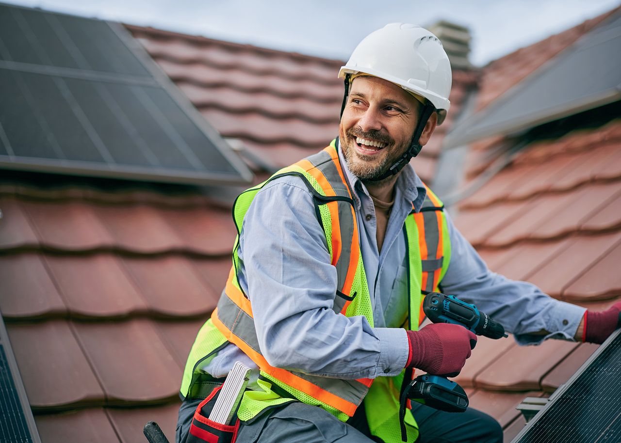 Photovoltaik Installateur auf Dach