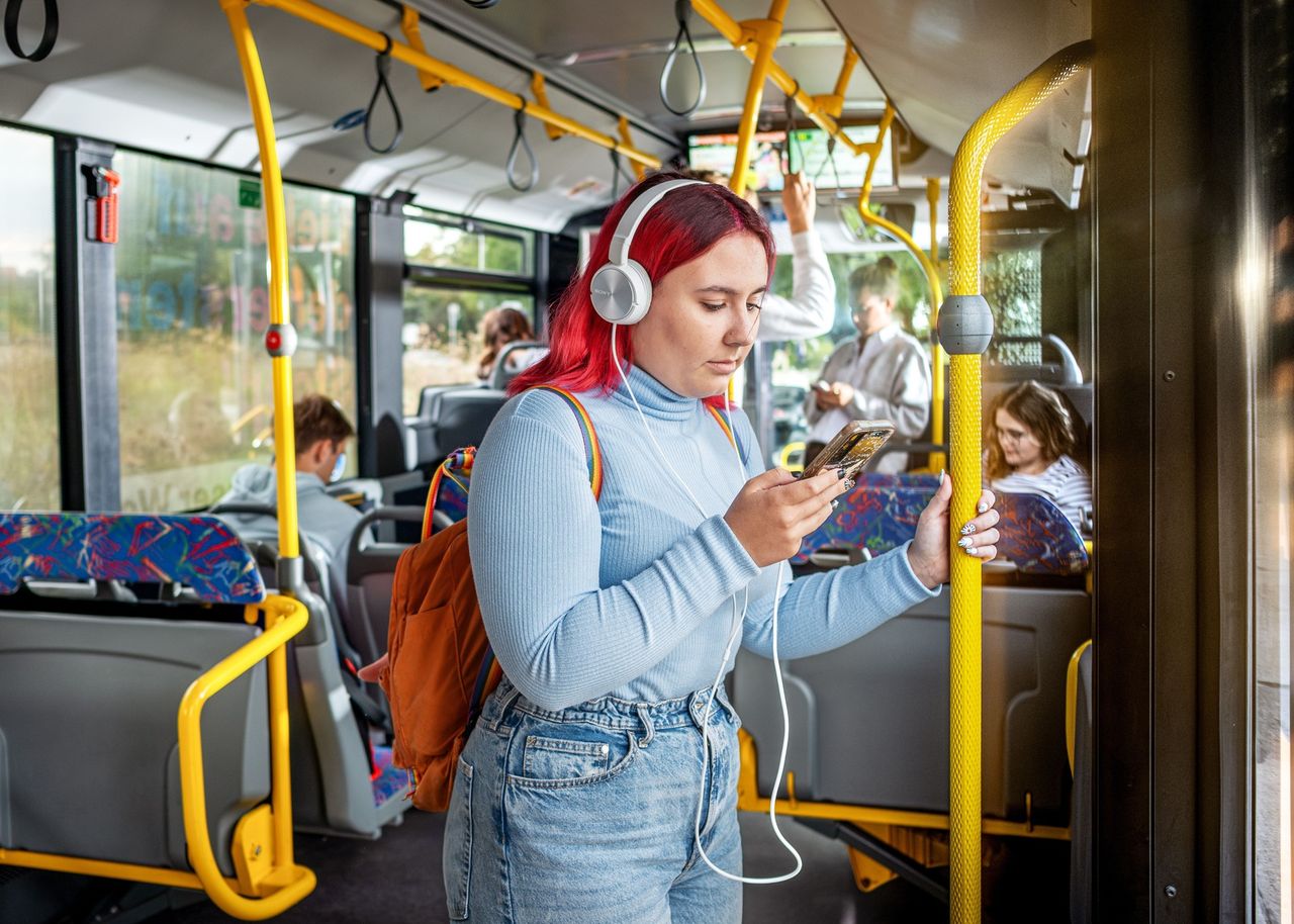 Junge Frau im Bus