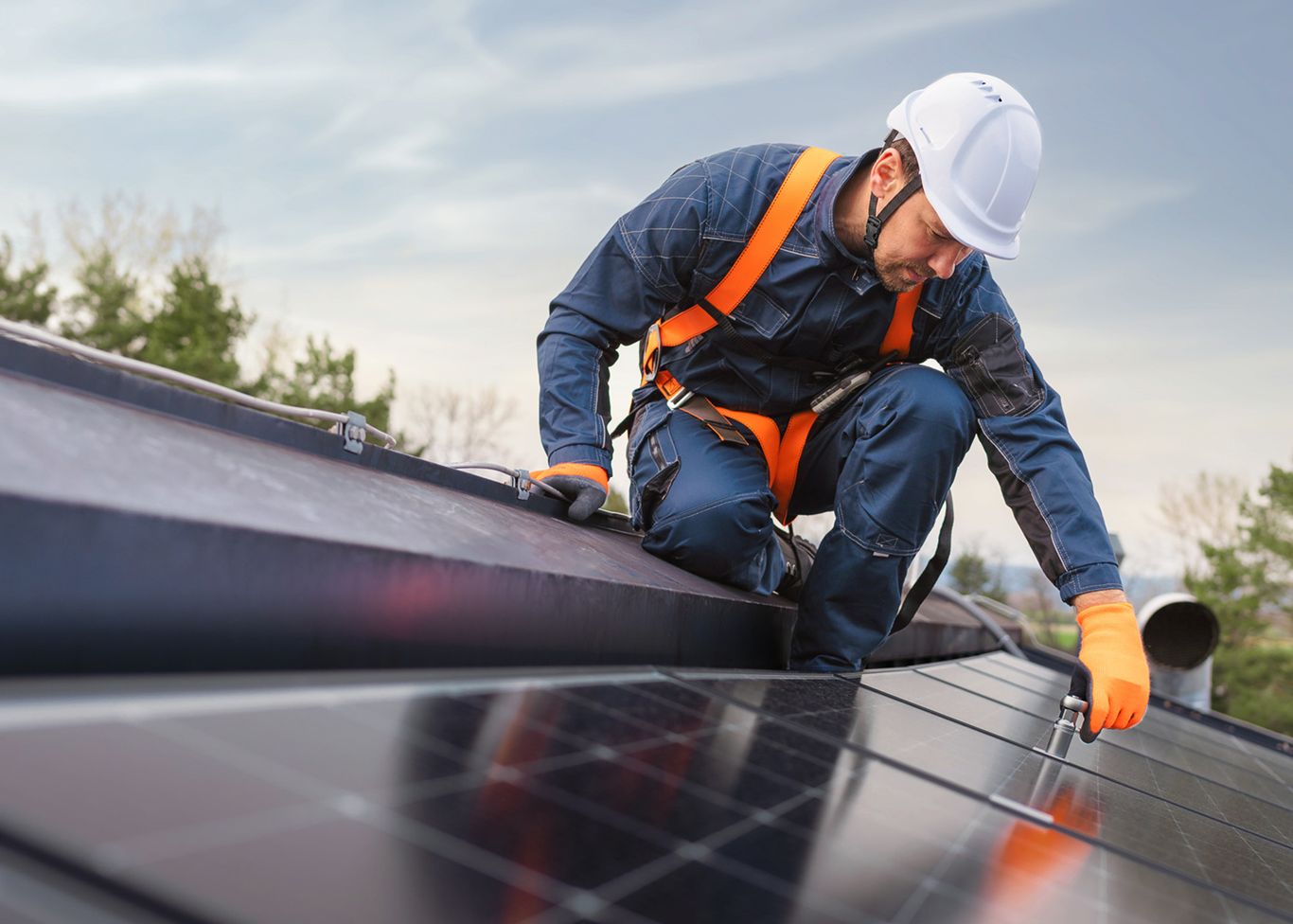 Photovoltaik Installateur auf Dach