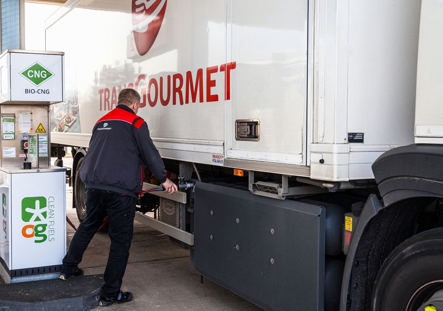 Lkw-Fahrer tankt BIO-CNG