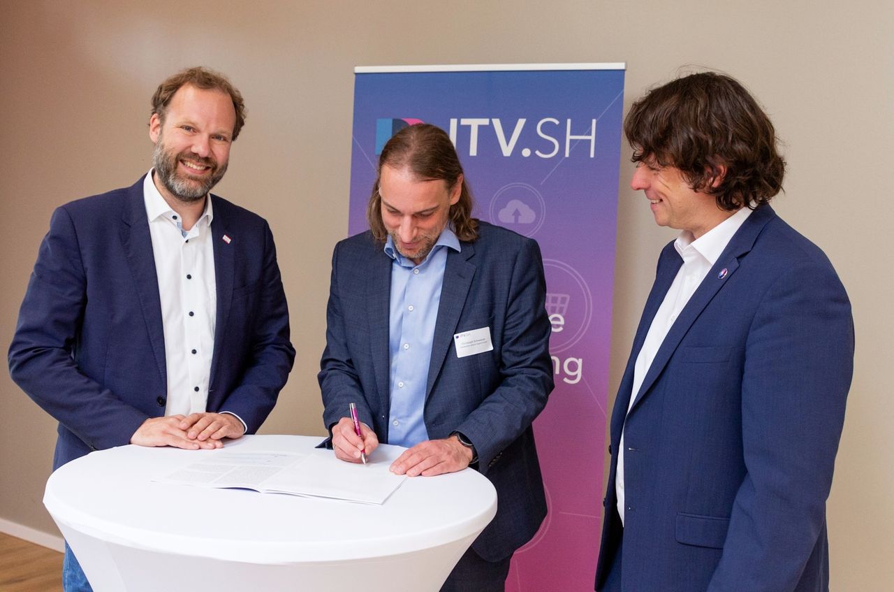 v.l.n.r : Stefan Bohlen, Bürgermeister von Kaltenkirchen und Vorsitzender der Trägerversammlung des ITV.SH, Christoph Schweizer, COO der Stadtwerke Lübeck Gruppe, Matthi Bolte Richter, Geschäftsführer des ITV.SH