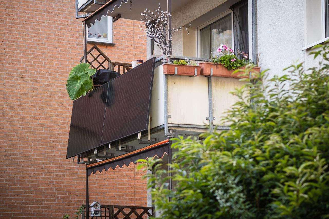PV-Anlage an einem Balkon befestigt