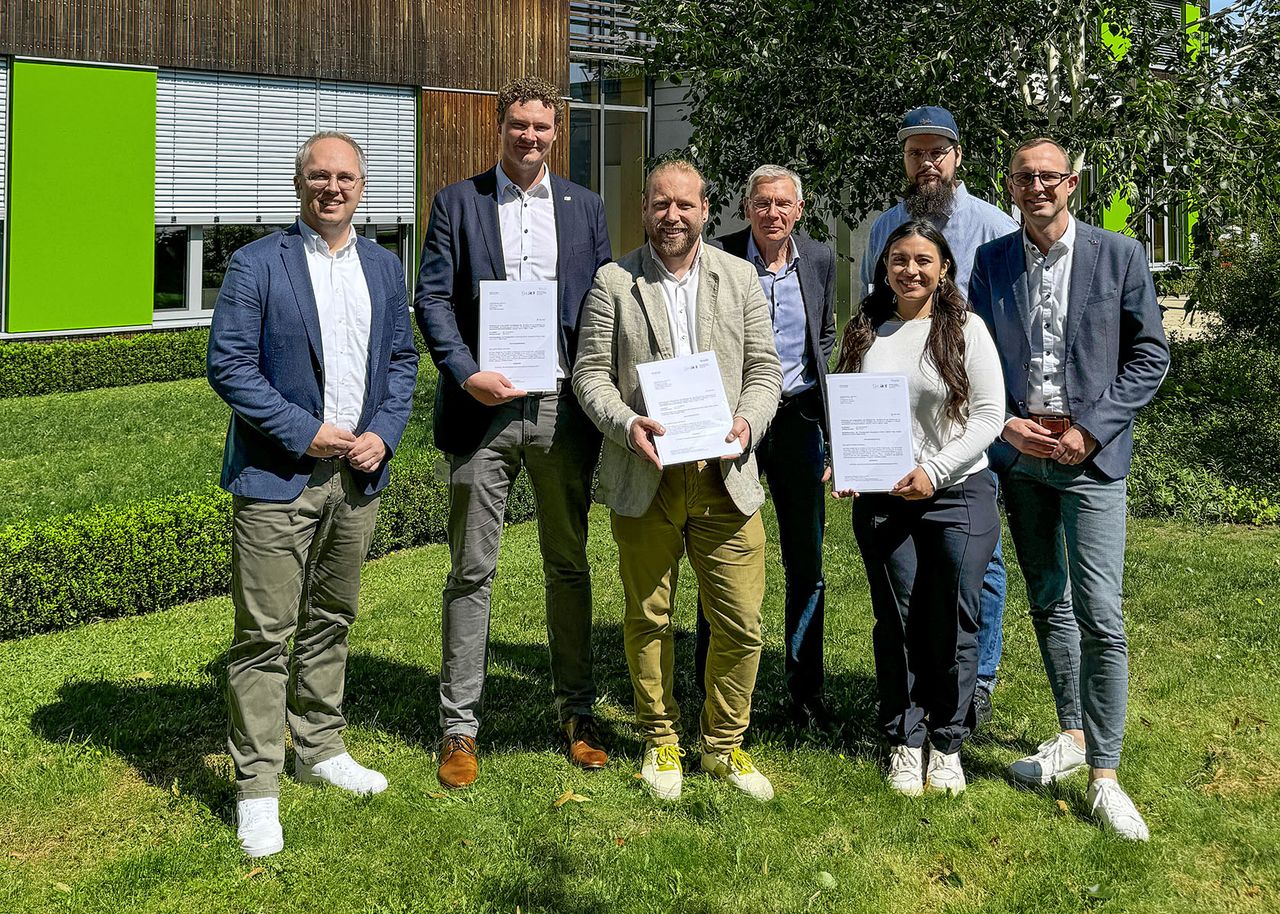 Förderbescheidübergabe Projekt AI-PowerMatch vor dem SWL Gebäude