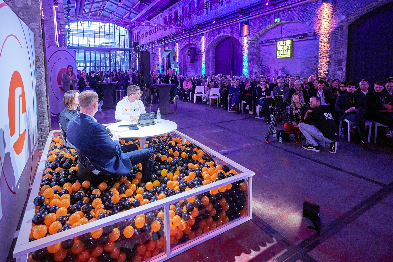 Foto vom Bällebad vor dem Publikum