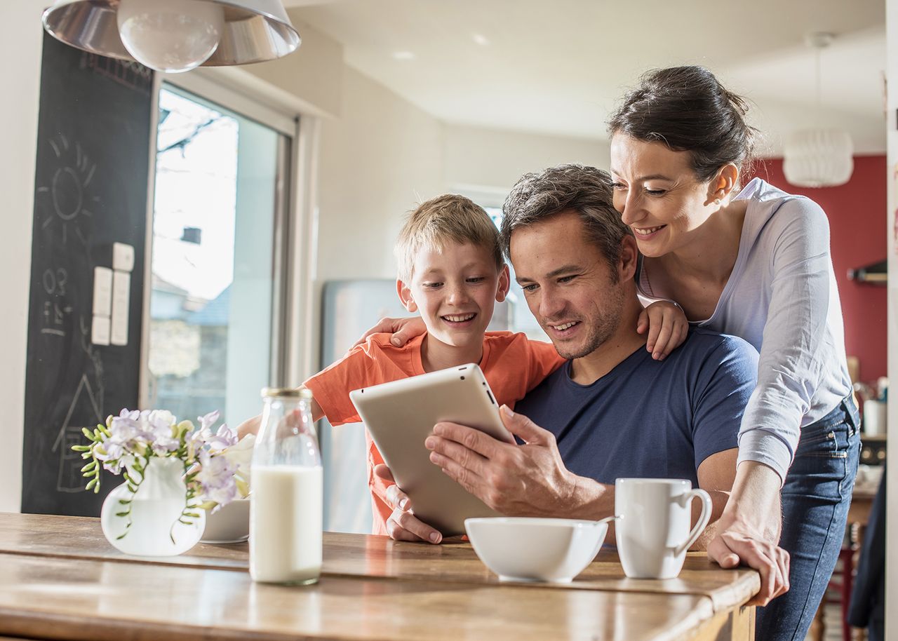 Familie Tablet Frühstück